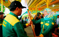 Ketua FKS Abrianto Amin yang baru dilantik menerima bendera FKS yang diserahkan Bupati Kukar Rita Widyasari