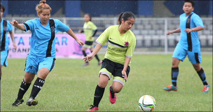 Laga semifinal antara Galanita Kukar A (hijau muda) dan Internona Samarinda (biru) yang akhirnya dimenangkan Internona dengan skor 1-2