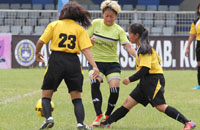 Tim Bolanita Bontang (kuning) dan Galanita Kukar A (hijau) hanya bermain imbang di waktu normal