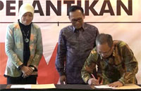 GM Garuda Indonesia Balikpapan Joseph Adrian Saul menandatangani MOU dengan Pemkab Kukar yang diwakili Kepala Disbudpar Kukar Sri Wahyuni