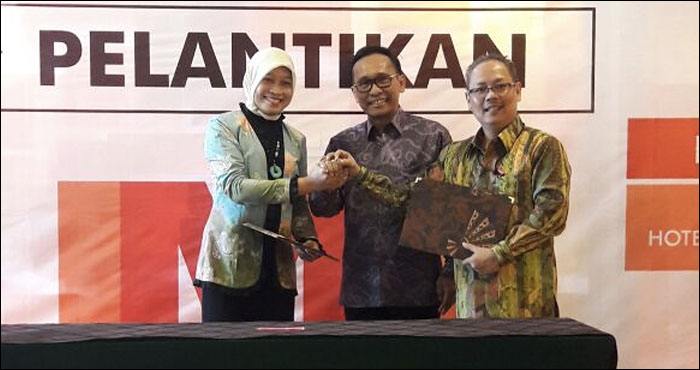 Kepala Disbudpar Kukar Sri Wahyuni bersama CEO Garuda Indonesia M Arif Wibowo dan GM Garuda Indonesia Balikpapan Joseph Adrian Saul usai penandatanganan MOU di Balikpapan