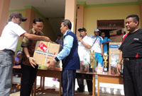 Puncak Gebyar Muharram diisi pula dengan penyerahan bantuan untuk Yayasan Nurul Ilmi Koetai Kartanagara