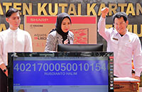 Kepala Bapenda Kukar Totok Heru Subroto (kanan) bersama perwakilan Bankaltimtara saat melakukan pengundian bagi pemenang Gebyar Pajak 2019