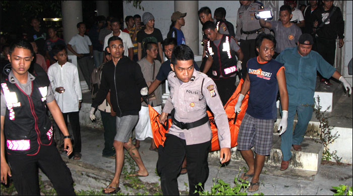 Jasad Nelson ketika dievakuasi dari gedung eks kantor DBMSDA Kukar menuju RSUD AM Parikesit 