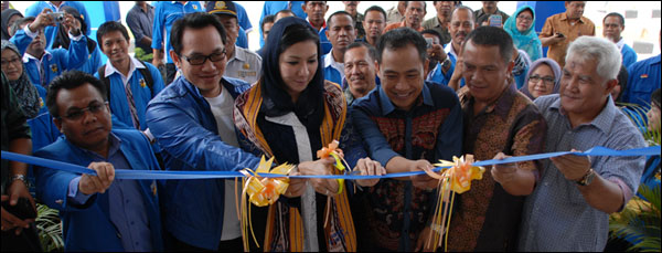 Bupati Rita Widyasari menggunting pita menandai diresmikannya gedung KNPI Kukar di Tenggarong tadi pagi