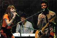 Aksi para personil Geisha, Momo (vokal), Dhan (keyboard) dan Roby (gitar)