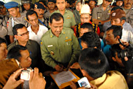Wabup Ghufron Yusuf saat didaulat menandatangani pernyataan sikap Pemkab Kukar