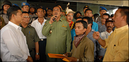 Wabup Ghufron Yusuf saat menerima para pengunjukrasa di teras Kantor Bupati Kukar, Tenggarong