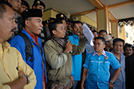 Para pengunjukrasa berorasi menyampaikan penolakan mereka terhadap wacana pembentukan Kutai Pesisir