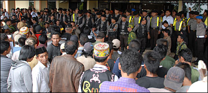 Suasana aksi damai Gema Kukar Bersatu di DPRD Kukar tadi siang