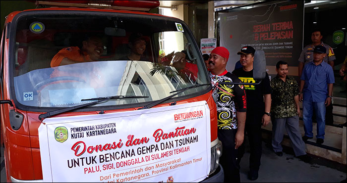 Plt Bupati Kukar Edi Damansyah memberikan ucapan selamat jalan kepada petugas BPBD Kukar yang akan berangkat menuju Balikpapan untuk menyalurkan bantuan