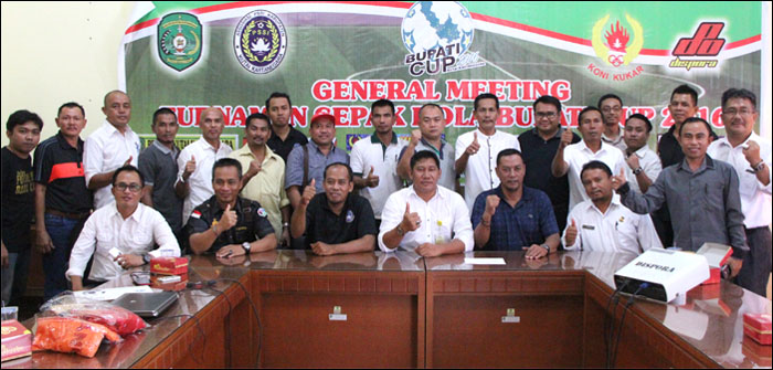 Perwakilan 12 tim bersama panitia pelaksana babak 12 Besar Bupati Cup 2016 usai pertemuan di kantor Dispora Kukar, Rabu (13/07) siang 