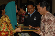 Rita Widyasari menyerahkan piagam penghargaan kepada salah seorang pengurus tim sukses 