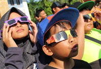 Dengan menggunakan kacamata khusus, anak-anak ini mengamati fase demi fase terjadinya gerhana