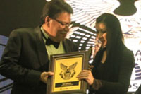 Bupati Rita Widyasari menerima penghargaan Global Leadership Award 2016 yang diserahkan Dubes Malaysia untuk Indonesia