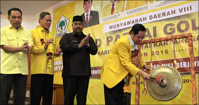 Ketua Harian DPD Partai Golkar Kaltim Makmur HAPK memukul gong menandai dibukanya Musda Partai Golkar Kukar di Tenggarong