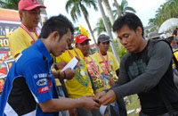 Fitriansyah Kete menerima kunci sepeda motor Yamaha Mio sebagai hadiah juara umum 