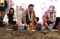 Bupati Rita Widyasari bersama Mendag Rahmat Gobel dan Dirut PT Nusa Energindo Persada Zulnahar Usman melakukan peletakan batu pertama Aerotropolis dan Smart City Kukar