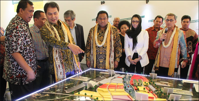 Menteri Perdagangan Rahmat Gobel didampingi Bupati Rita Widyasari mengamati maket Smart City Kukar