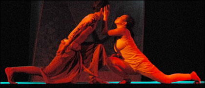 Adegan percintaan dalam <i>Kelambu Bocok</i> menjadi pamungkas pagelaran <i>Reach The Shadow</i>