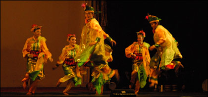 Penampilan para penari Gubang lewat tari Jepen Begubangan di gedung Puteri Junjung Buyah, Tenggarong, Sabtu (21/11) malam