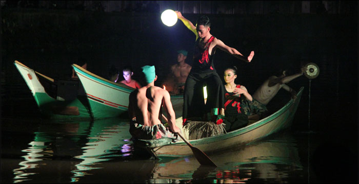 Suguhan tari kontemporer garapan Gubang Art Community yang cukup unik lantaran dipentaskan di atas sungai dengan menggunakan perahu  