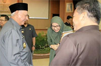 Gubernur Kaltim Awang Faroek berbincang akrab dengan Bupati Rita Widyasari usai acara penyerahan alokasi dana transfer dan DIPA 2014