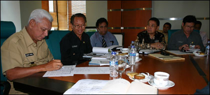 Gubernur Kaltim H Awang Faroek Ishak (kiri) memberi perhatian serius terhadap pelaksanaan Erau 2009