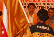 Puji Hartadi secara simbolis menerima bendera organisasi Partai Hanura Kukar
