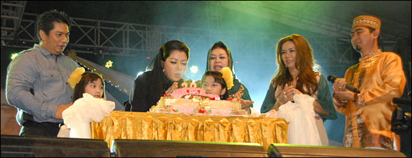 Bupati Rita Widyasari didampingi keluarga dan Ustadz Solmed meniup lilin di kue ulang tahunnya