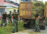 Personel Kodim 0906/TGR saat melakukan aksi bersih-bersih di lingkungan Stadion Rondong Demang