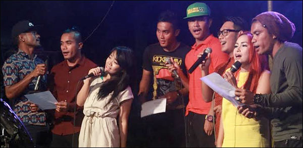 Ketua Mitgirl Ria Handayani (kedua dari kanan) bersama beberapa pemain Mitra Kukar membawakan <i>single</i> pertama Mitgirl Kukar bertajuk Meraih Kemenangan