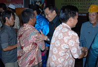 Ketua PPM Kukar/Arema Kukar/IKJ Kukar Sarkowi V Zahry (tengah) saat bermaaf-maafan dengan para anggotanya dan pengurus paguyuban lain di Kukar