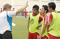 Pelatih Stefan Hansson saat memberikan arahan kepada 3 gelandang andalan Mitra Kukar, Zulham Zamrun, Ahmad Bustomi dan Arif Suyono