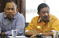 Ketua DPC Partai Hanura Kukar Ishack Iskandar dan Sekretaris DPD Partai Hanura Kaltim Syafruddin Duntu saat memberikan keterangan pers di hadapan awak media