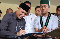 Ketua DPRD Kukar Salehuddin SSos SFil menandatangani rekomendasi yang disampaikan HMI Tenggarong