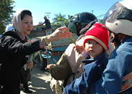 Ketua DPRD Kukar Rita Widyasari memberikan sekuntum bunga kepada pengguna sepeda motor