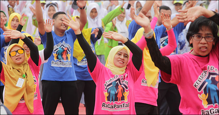 Ratusan peserta upacara peringatan HKN ke-55 mengikuti senam peregangan bersama di halaman Kantor Bupati Kukar, Tenggarong, Selasa (12/11) pagi