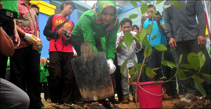 Bupati Kukar Rita Widyasari menanam pohon di lingkungan SMAN 3 Unggulan Tenggarong Seberang  dalam acara peringatan HLH sedunia 