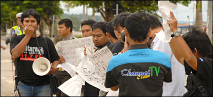 Sambil membentangkan poster, para wartawan yang tergabung dalam Persatuan Jurnalis Kukar secara bergantian melakukan orasi