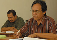 Limina Ibrahim (kanan) dan Suroto saat mengikuti tes tertulis. Keduanya terpilih sebagai Anggota Panwas Pilkada Kukar 2010 bersama Lukman