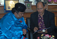 Sekkab Haryanto Bachroel saat menerima penjelasan dari Dirut PT Hawila Resource International