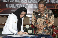 Bupati Rita Widyasari dan Kepala Kanwil Kemenkumham Kaltim Agus Saryoni saat menandatangani perjanjian hibah
