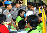Koordinator Aksi Himmah Kukar Samarinda Harianto Minda berorasi menuntut perbaikan pendidikan di Kukar