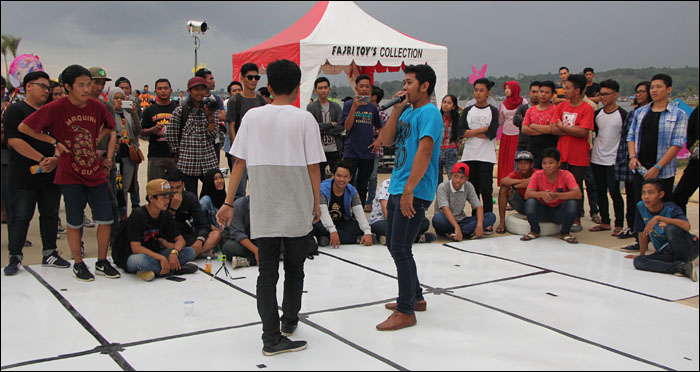 Suasana duel beatbox yang mendapat perhatian antusias dari para penonton di Creative Park, Tenggarong