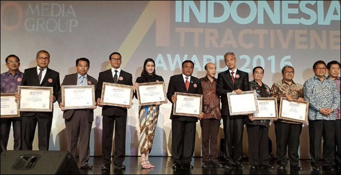 Bupati Rita Widyasari bersama para kepala daerah lainnya di Indonesia yang menerima penghargaan IAA 2016 di Jakarta