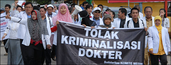 Para dokter yang tergabung dalam IDI Kukar melakukan <i>longmarch</i> dari RSUD AM Parikesit ke bundaran Jembatan Aji Imbut