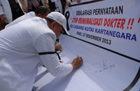 Para dokter membubuhkan tanda tangan diatas spanduk pernyataan yang nantinya akan dikirimkan ke IDI Pusat 
