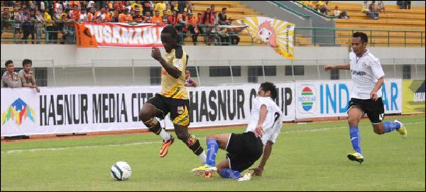 Erick Weeks Lewis menggiring bola menuju pertahanan Putra Samarinda