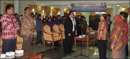 Plt Dekan Fekon Unikarta, Erwinsyah (tengah), saat melantik pengurus IKA Fekon Unikarta di Tenggarong